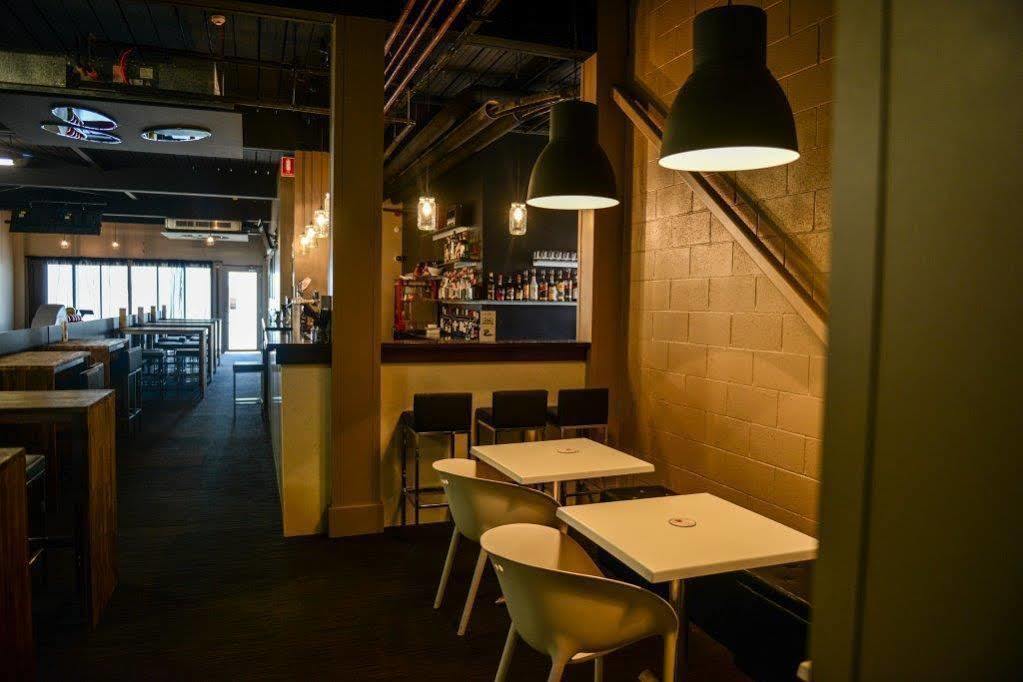 נראברי Crossroads Hotel מראה חיצוני תמונה
