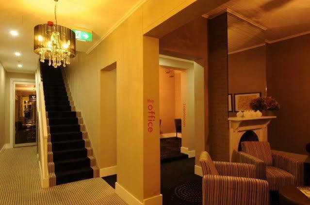 נראברי Crossroads Hotel מראה חיצוני תמונה